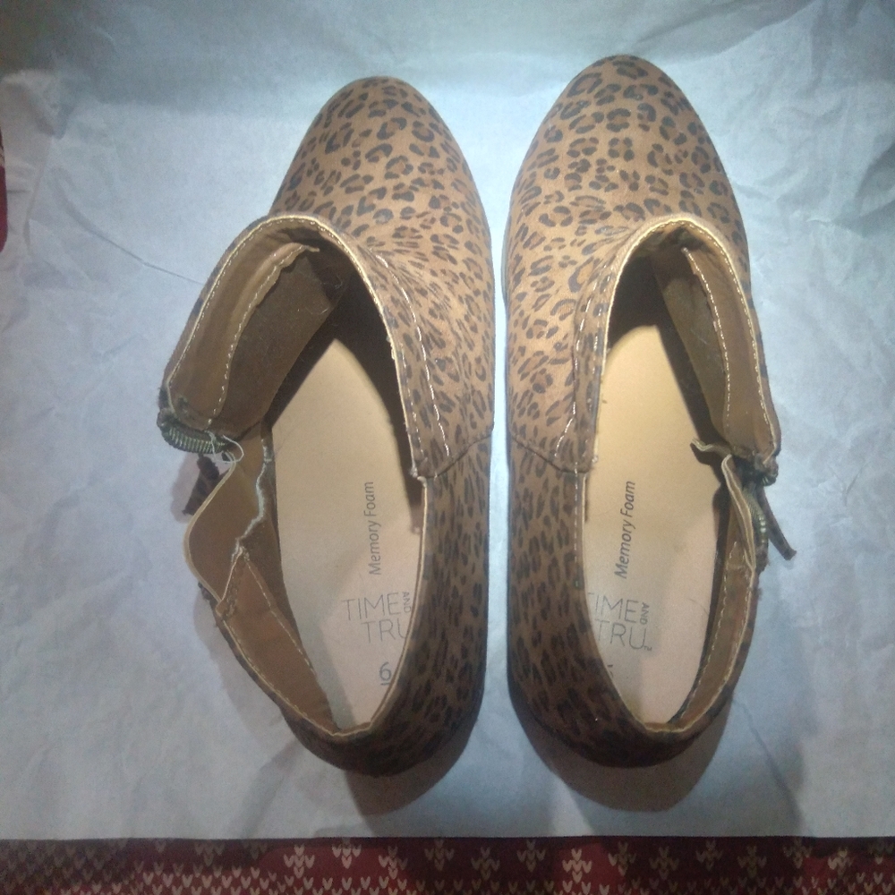 Time and Tru leopard print booties size 6 with memory foam - Picture 4 of 8